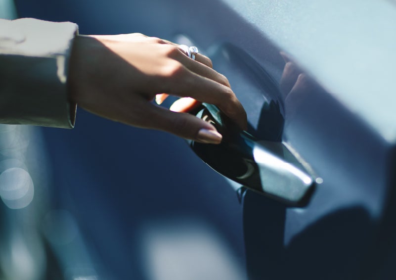 A hand gracefully grips the Light Touch Handle of a 2024 Lincoln Aviator® SUV to demonstrate its ease of use | West Point Lincoln in Houston TX